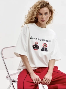 Détail du t-shirt blanc en coton surdimensionné avec imprimé graphique Matriochka