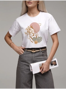 Détail d'un t-shirt blanc en coton avec imprimé tigre vintage et fleurs tropicales