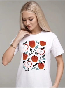 Dettaglio della stampa artistica con mela rossa e cotone morbido sulla t-shirt bianca