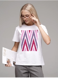Détail d'un t-shirt blanc en coton avec imprimé graphique zigzag rose et violet vif