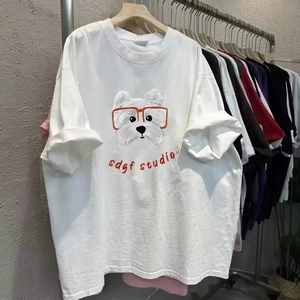 T-shirt blanc oversize en coton avec imprimé chien de dessin animé et logo rouge stylé