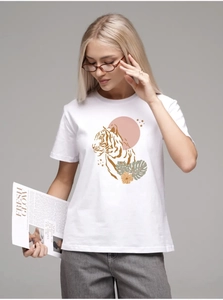 Détail d'une illustration artistique de tigre et de fleurs sur un t-shirt en coton blanc