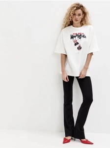 Dettaglio della t-shirt bianca oversize in cotone con stampa grafica artistica rossa e nera