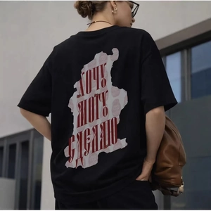 Oversized black cotton T-shirt featuring red Russian text and white geometric print