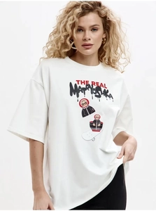 Dettaglio maglietta bianca oversize 100% cotone con stampa Matrioska stile streetwear