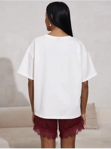 Rückansicht weißes Oversize-Baumwoll-T-Shirt kombiniert mit weinroten Spitzen-Shorts