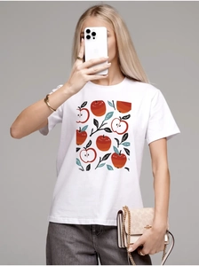 Dettaglio della stampa artistica con mela rossa su t-shirt bianca in puro cotone 100%