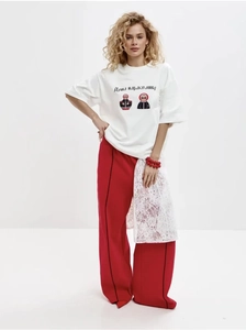 Détail d'un t-shirt blanc en coton surdimensionné avec illustration de poupée russe épurée