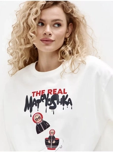 Dettaglio della t-shirt bianca in cotone pesante con grafica Matrioska e testo stile street