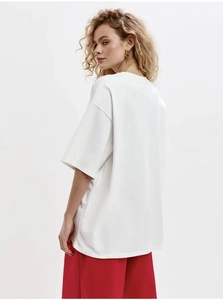 Vue latérale d'un t-shirt blanc surdimensionné en coton avec épaules tombantes sur mannequin