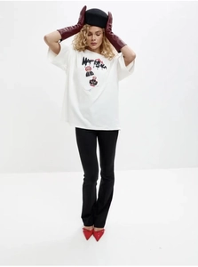 Dettaglio maglietta bianca oversize in cotone pesante con stampa matrioska su skateboard