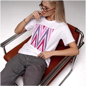T-shirt blanc en coton pour femme avec un motif géométrique abstrait rose et violet