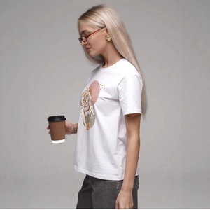 T-shirt blanc en coton avec motif tigre et soleil, porté par un mannequin de profil