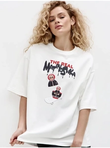 Dettaglio della stampa grafica Matrioska skateboard su t-shirt bianca oversize in cotone