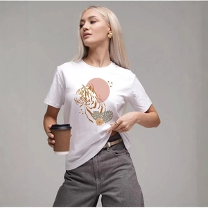 T-shirt blanc en coton avec imprimé tigre et lune rétro sur fond de studio gris