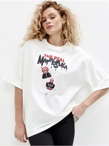 Dettaglio di una T-shirt oversize in cotone bianco con stampa russa Matrioska e skateboard