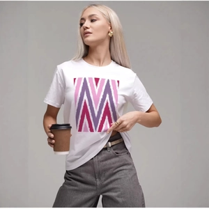 T-shirt blanc en coton avec imprimé graphique coloré et jean gris décontracté
