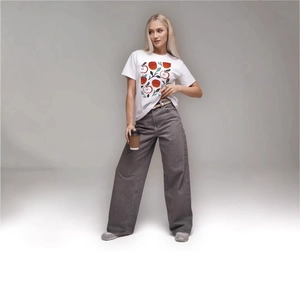 T-shirt da donna in cotone bianco con stampa mela e jeans grigi a vita alta