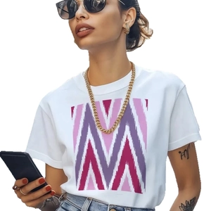 T-shirt femme 100% coton blanc avec imprimé géométrique rose et coupe décontractée chic