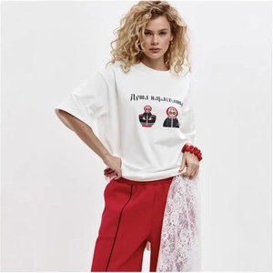 T-shirt blanc en coton avec poupées russes modernes et imprimé graphique calligraphique