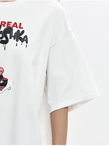 Dettaglio della maglietta oversize in puro cotone con stampa REAL SHKA e cuciture sulle spalle