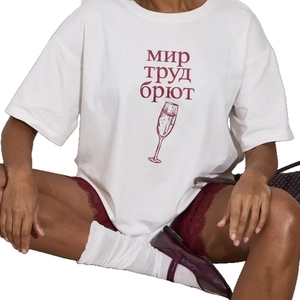 Weißes Baumwoll-T-Shirt mit roter russischer Schrift und Grafik im Loose Fit