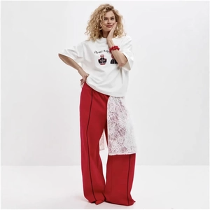 T-shirt blanc en coton avec imprimé Matriochka et pantalon large rouge en dentelle