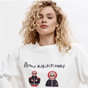 Sweat blanc en coton avec poupées russes et texte en caractères cyrilliques