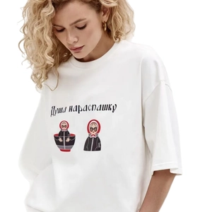 T-shirt blanc oversize en coton avec poupée russe Matriochka et slogan imprimé