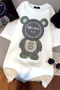 Détail des strass en cristal sur un T-shirt en coton blanc avec un motif d'ours