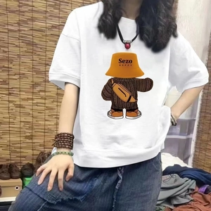 Détail d'un t-shirt en coton blanc avec imprimé ours mignon et inscription Sezo HAPPY