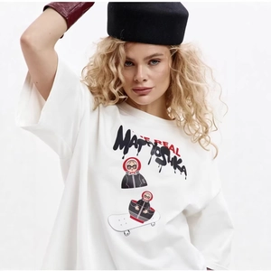 T-shirt oversize in cotone bianco con stampa grafica di bambola russa stile street