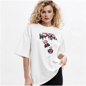 T-shirt bianca larga in cotone con stampa grafica streetwear e spalle scese