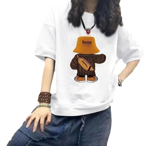 T-shirt blanc ample en coton avec imprimé ours mignon et col rond pour un look décontracté