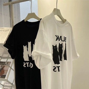 Détail de t-shirts de couple en noir et blanc avec imprimés de chats de qualité