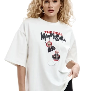 T-shirt bianca oversize in cotone 100% con stampa grafica di skateboard Matrioska