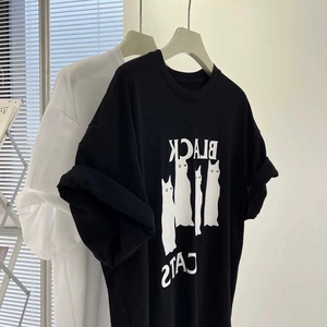 Détail d'un t-shirt en coton avec imprimé Black Cats sur modèles noir et blanc