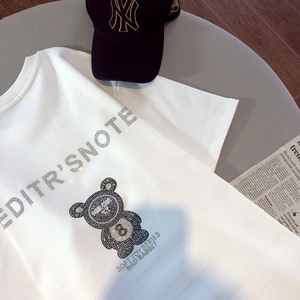 Gros plan sur l'ours en strass étincelant sur t-shirt en coton blanc avec mise en scène