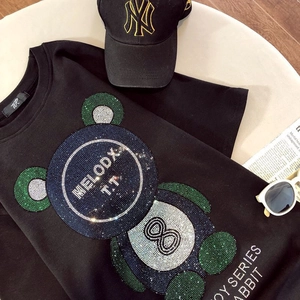 Détail du t-shirt en coton noir avec motif ours en strass et lettres en cristal MELODX