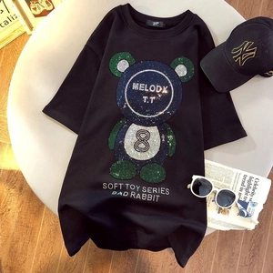 Détail d'un t-shirt oversize en coton noir avec un motif ours en strass étincelants