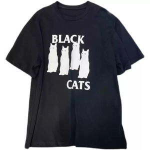 Détail du t-shirt noir en coton avec graphisme de chats blancs et texte BLACK CATS imprimé
