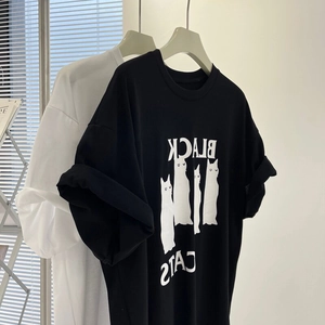 T-shirt unisexe noir avec imprimé graphique de chat et typographie Black Cats artistique