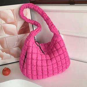 Borsa tote trapuntata rosa acceso con morbida texture a nuvola e tracolla coordinata