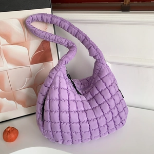 Borsa a nuvola trapuntata viola con tracolla imbottita in nylon per donna