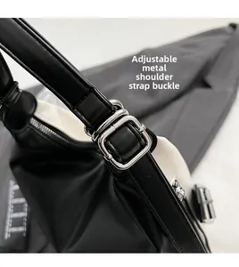 Détail de la boucle métallique réglable et de la sangle en cuir du sac à dos noir