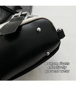 Détail des rivets de fond et des ferrures argentées sur le sac en cuir noir pour la protection