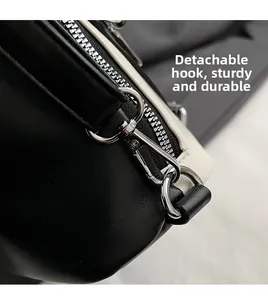 Gros plan des crochets métalliques amovibles et de la fermeture éclair sur le sac de voyage
