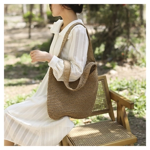 Détail d'un grand sac cabas en paille tressée avec texture naturelle et doublure