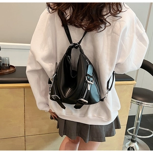 Détail de la vue arrière d'un sac à dos hobo en cuir souple noir sur un modèle