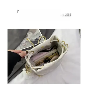 Vista interna di una borsa tote bianca che mostra lo spazio per cosmetici e cellulare